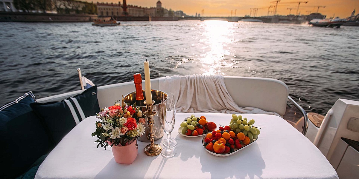 Аренда моторной яхты Sealine 39 АМО в Санкт-Петербурге